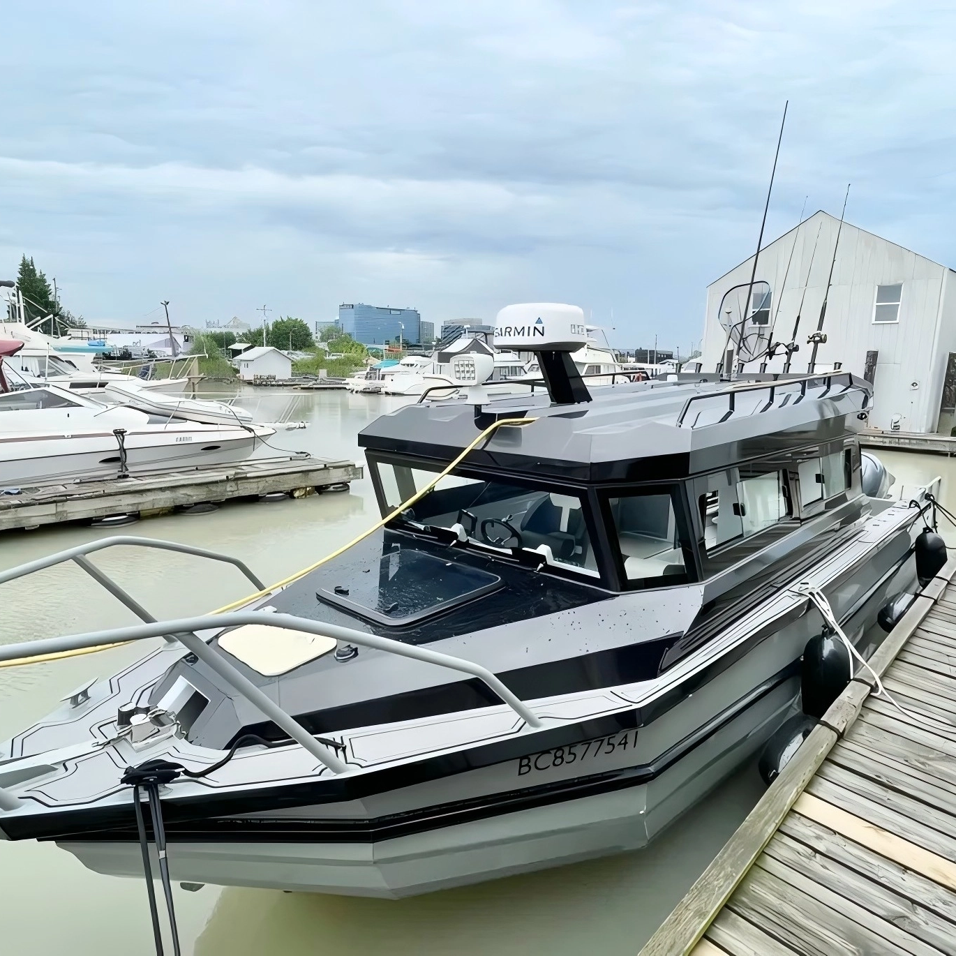Barco com cabine completa Easycraft 9m com porta frontal