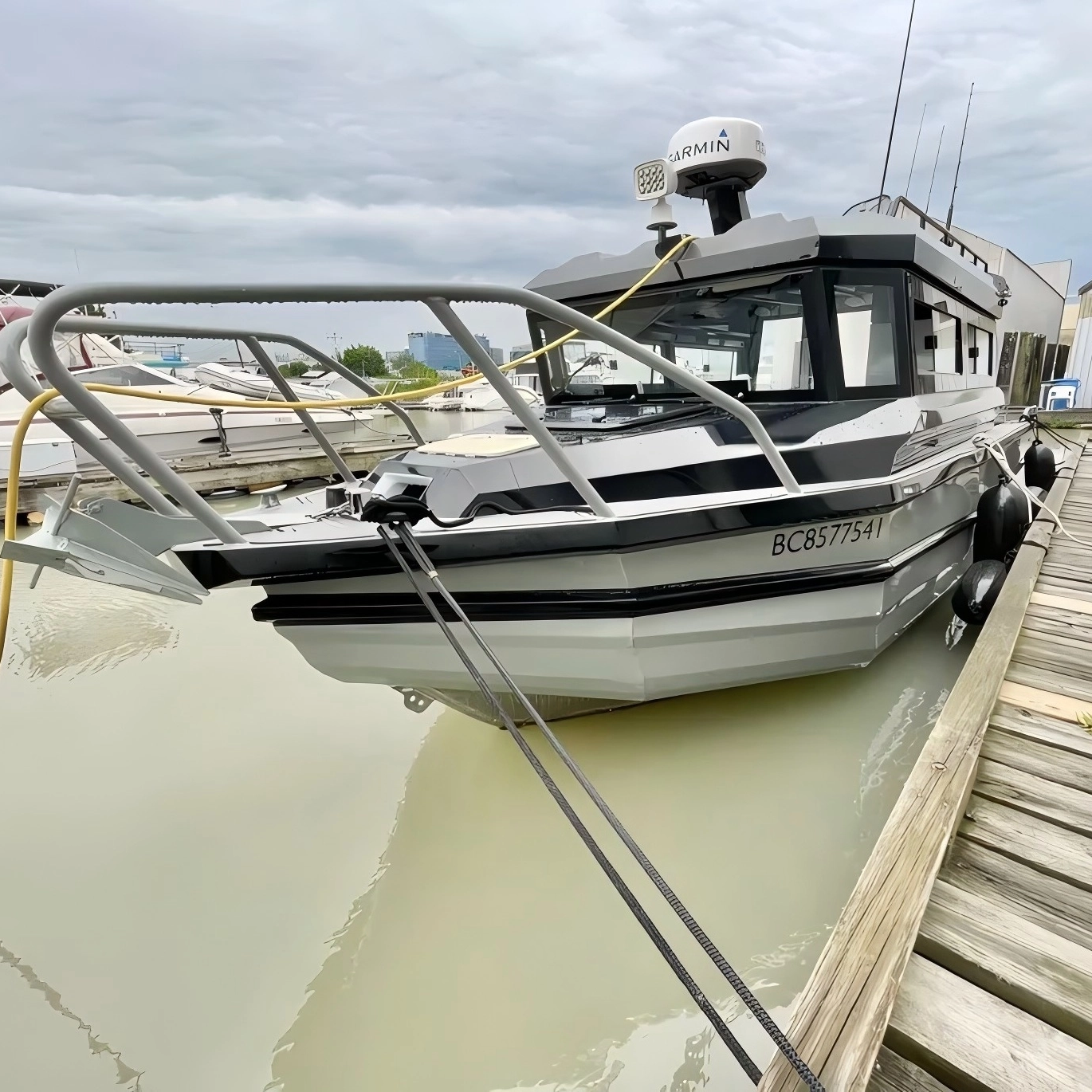 Barco com cabine completa Easycraft 9m com porta frontal