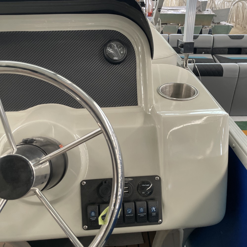 Barco de pontão esportivo de 21 pés