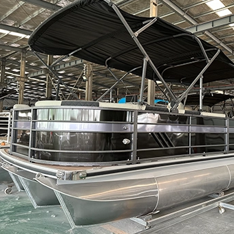 Barco pontão de 23 pés