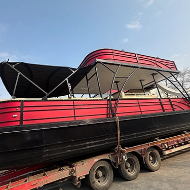Barco pont&atilde;o de luxo na &aacute;gua